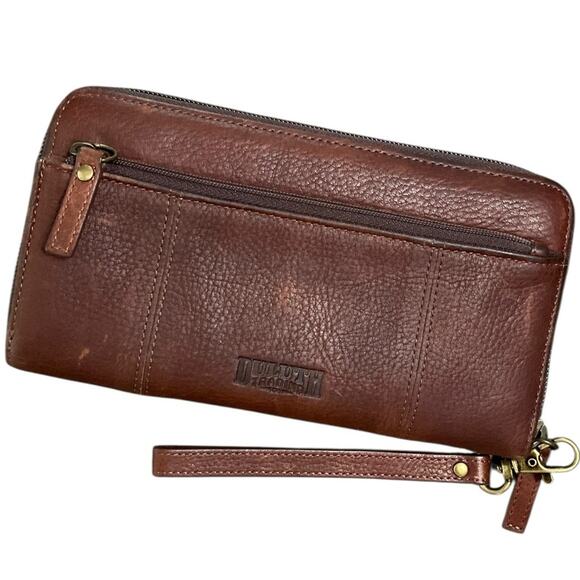 Duluth Trading Co Brown Leather Wristlet Wallet Sleek Design EUC - Picture 1 of 13